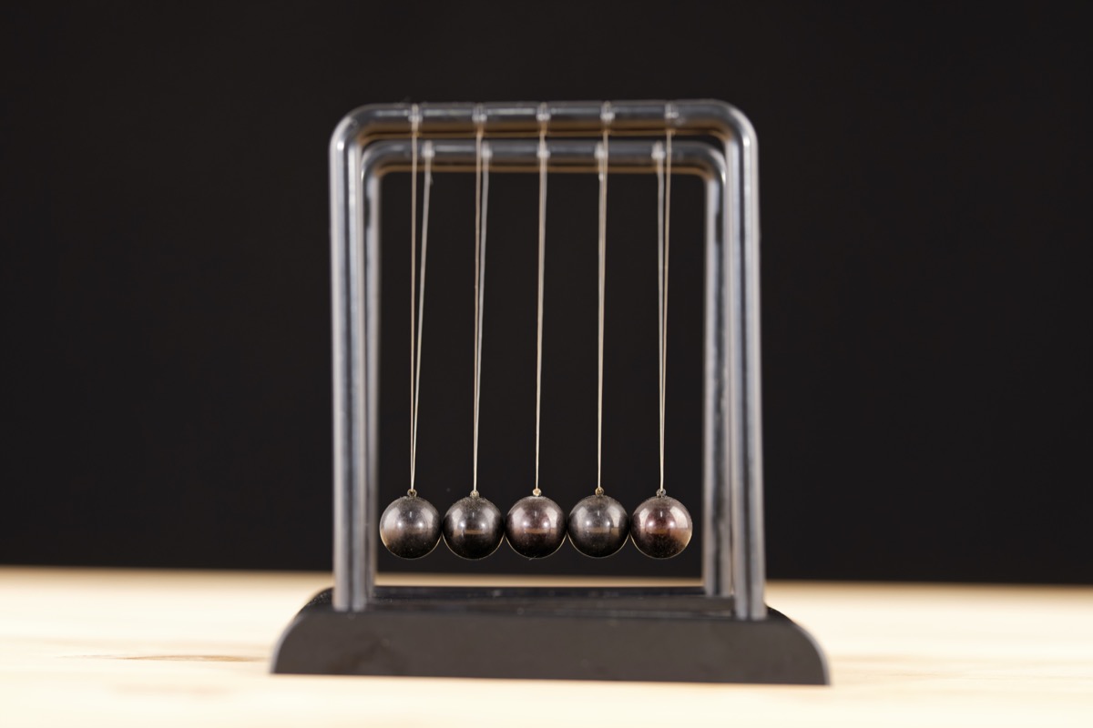 Elastic shock: Newton's cradle