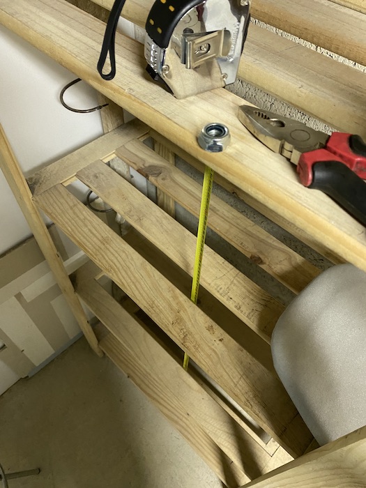 Montage expérimental d'un boulon posé au bord d'une étagère pour mesurer g en chronométrant sa chute par le son