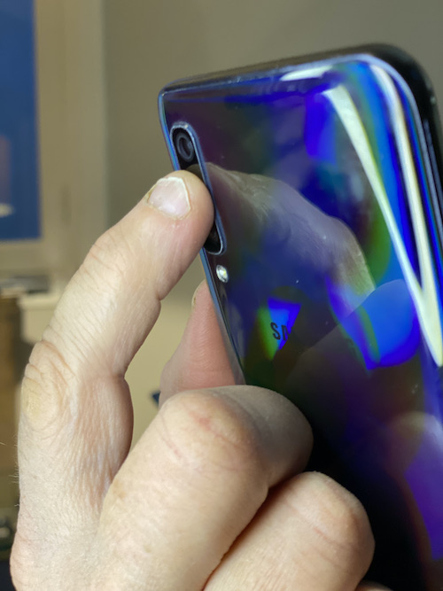 Bout du doigt posé sur l'objectif de la caméra d'un smartphone pour la mesure du rythme cardiaque