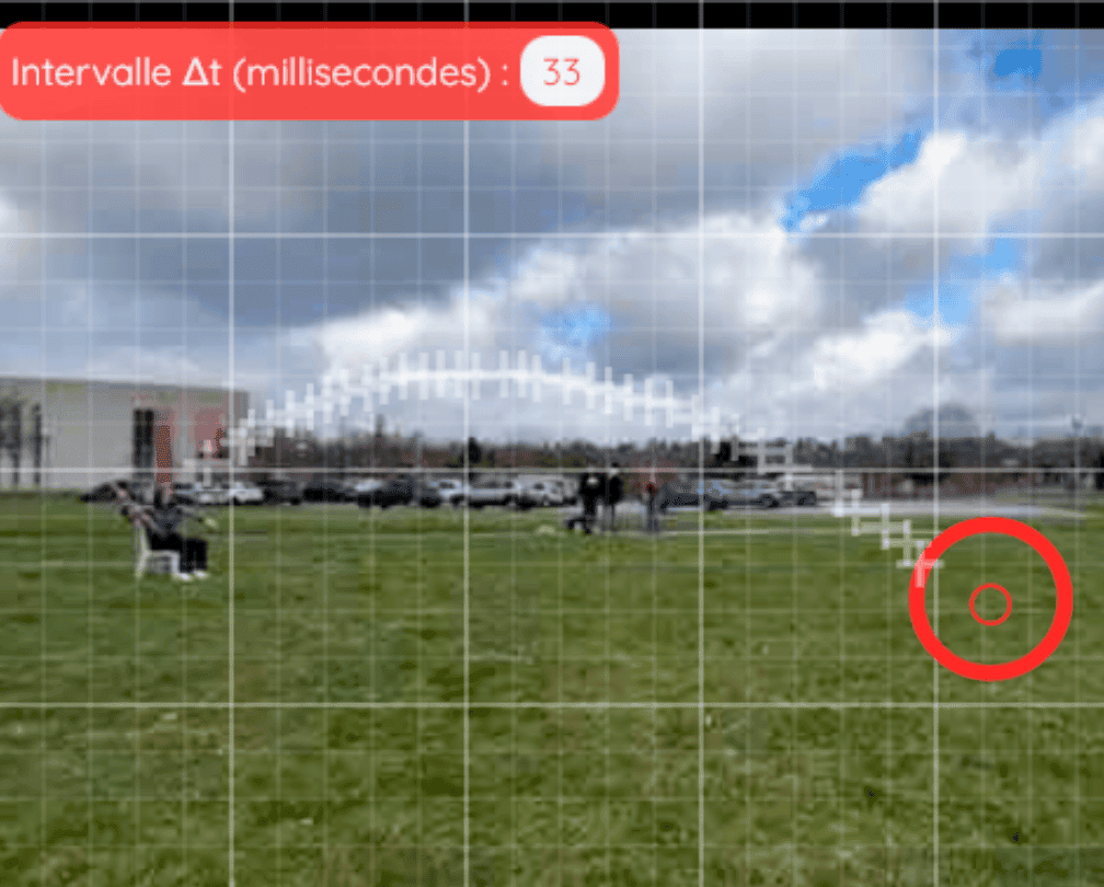 Chronophotographie FizziQ d'un lancer de javelot sur un terrain, intervalle de 33 ms entre les positions