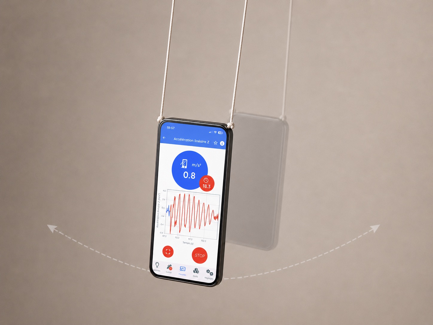 Smartphone suspendu par deux fils et oscillant comme un pendule : l'écran FizziQ affiche l'accélération linéaire Z sous forme d'un signal périodique enregistré au fil des oscillations.