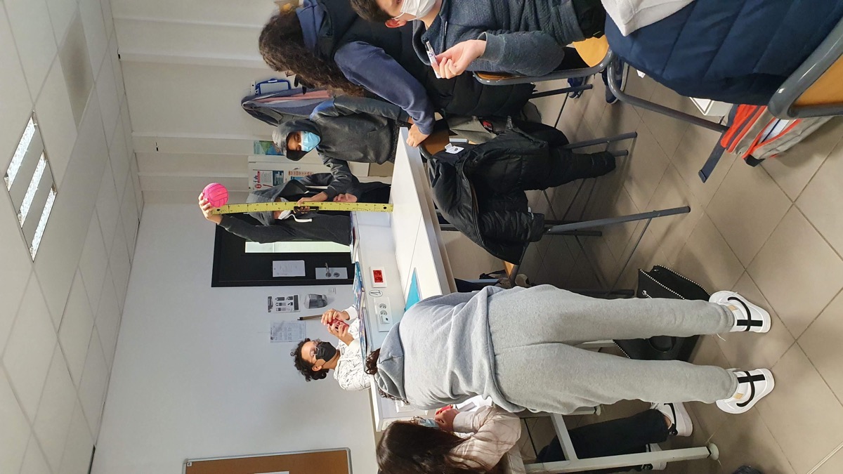 Alunos realizando medições com FizziQ