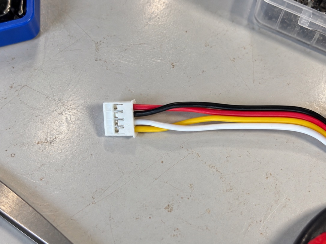 Connecteur du câble Grove modifié : les fils rouge et noir sont croisés, ainsi que les fils jaune et blanc