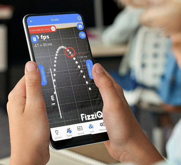 Alunos trabalhando em grupo com FizziQ