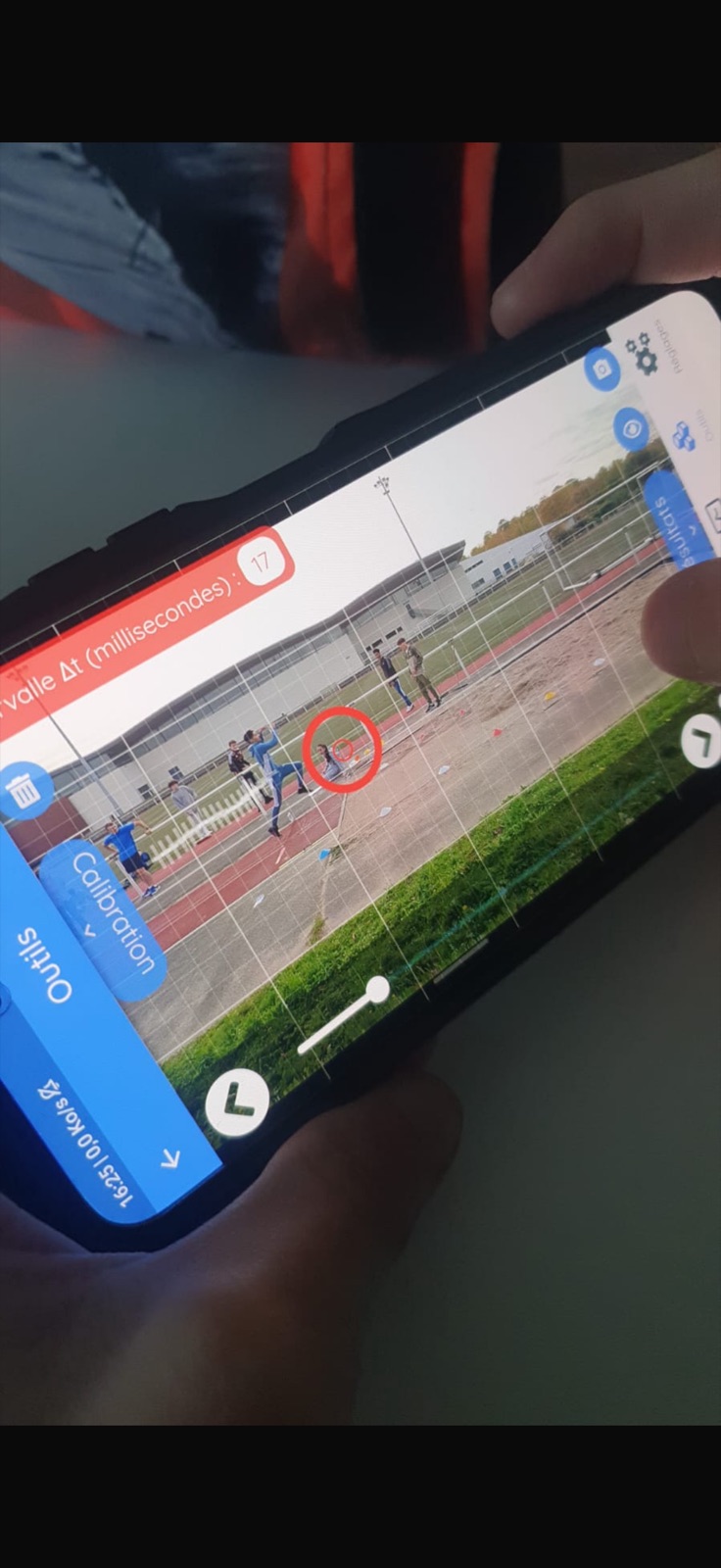 Analyse vidéo d'un lancer sur piste d'athlétisme avec FizziQ